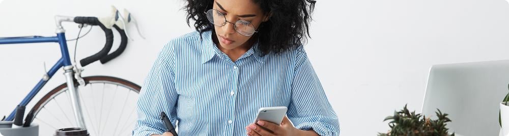 woman on computer budgeting for car